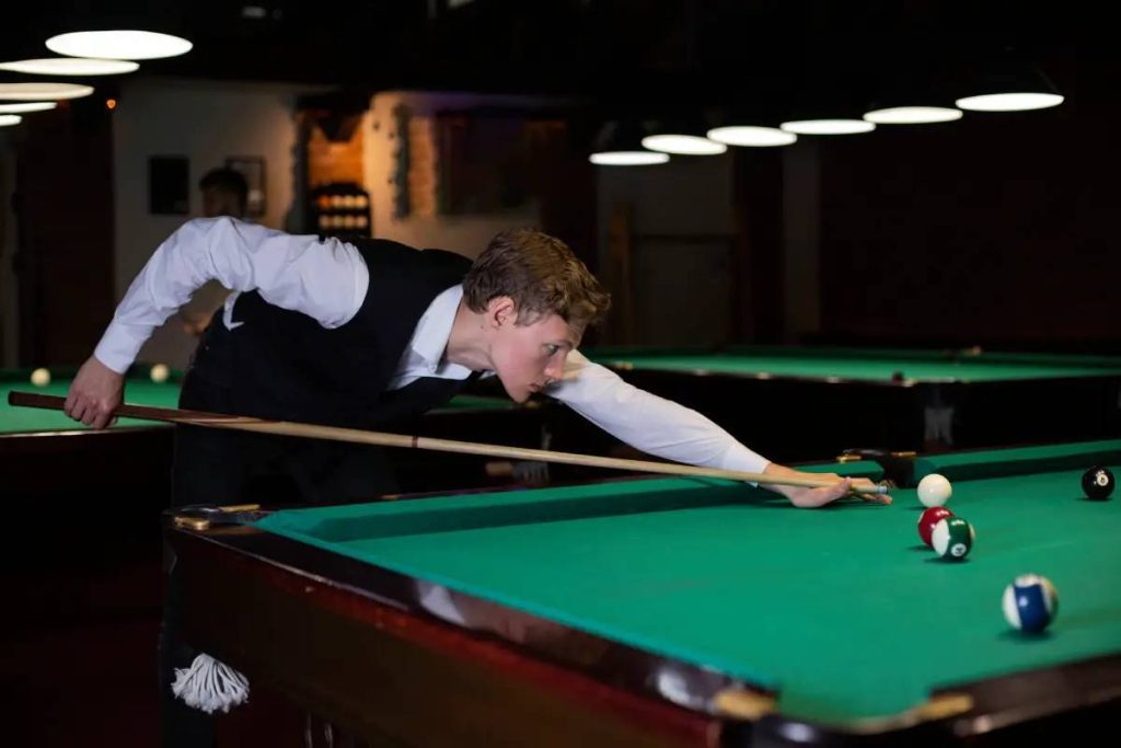 Memegang Stick Billiard